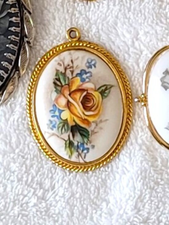 Whiting & Davis Jewelry - Whiting & Davis Porcelain Floral Pendant